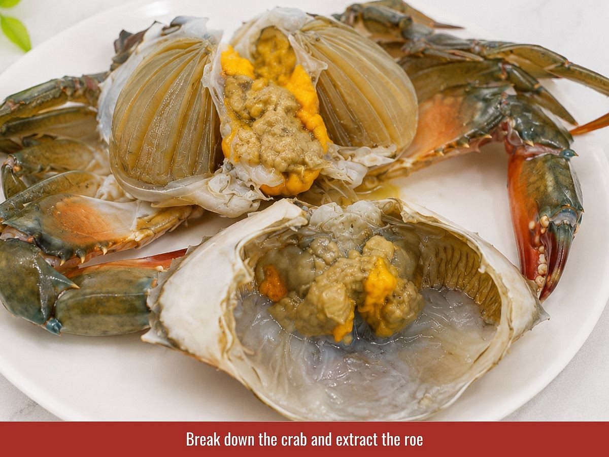 Remove the crab shell, discard gills, collect crab roe, and cut crab bodies into pieces. Sauté crab roe with annatto oil to develop color and aroma.