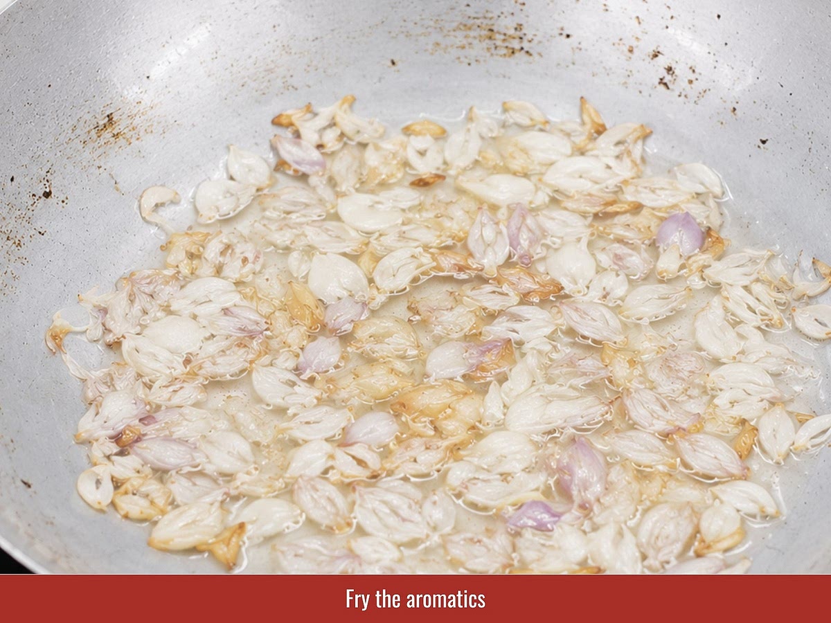Fry garlic and shallots until fragrant. Sauté straw mushrooms briefly and season before adding them to the soup.