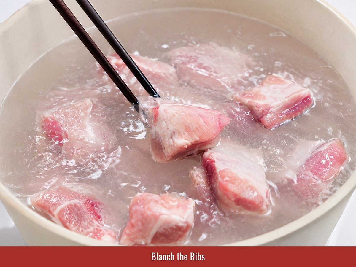 Briefly blanch the pork ribs in boiling water with salt and vinegar to remove surface impurities. Rinse the ribs under cold water and drain completely before frying.