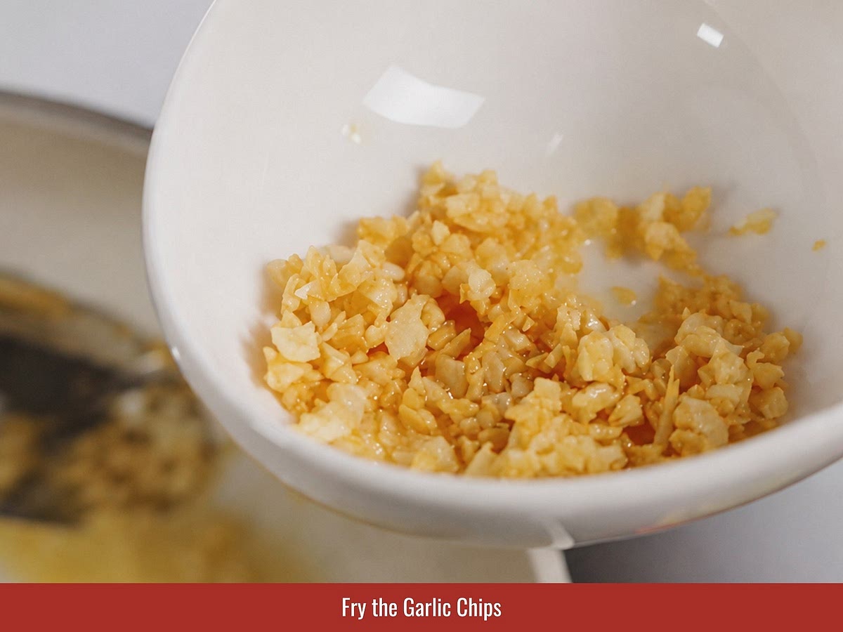 Fry minced garlic in oil until pale golden and fragrant. Remove part of the garlic chips for topping and keep the remaining garlic oil for the sauce.