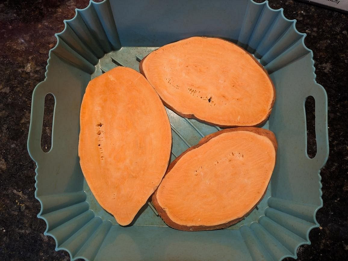 Take a large sweet potato, and cut 3 large thin slices from the center, about 40 g each or 120 g total.