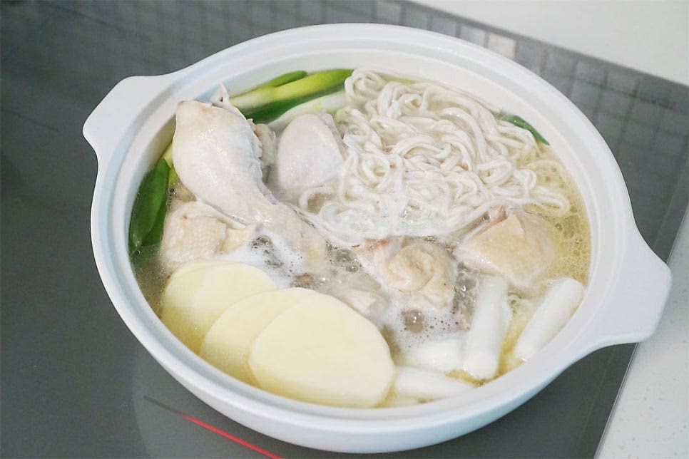 취향에 따라 먹다가 국물에 칼국수면을 넣고 끓여줍니다. 면이 들어가면 국물이 더 걸쭉해지면서 닭육수가 스며들어 맛있어요. 칼국수는 김치랑 같이 먹으면 매콤하게 잘 어울려요. 신랑은 닭칼국수를 좋아해서 면사리는 추가해서 먹는답니다. 부드럽게 익은 닭고기는 닭한마리 소스에 찍어먹고 포슬한 감자가 잘 익으면 국물에 떠먹고 말랑한 떡도 건져 먹다 보면 한냄비 푸짐합니다. 입맛에 따라 양념장을 국물에 풀어서 매콤하게 먹어도 좋고 깔끔하고 시원한 닭한마리와 소스의 조합이 여름철 속까지 든든합니다. 맛있게 요리해드세요. 끄읕 !
