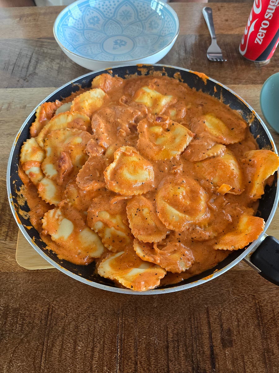Doe de ravioli in de saus. Roer kort door en dan is het klaar! Eetsmakelijk
