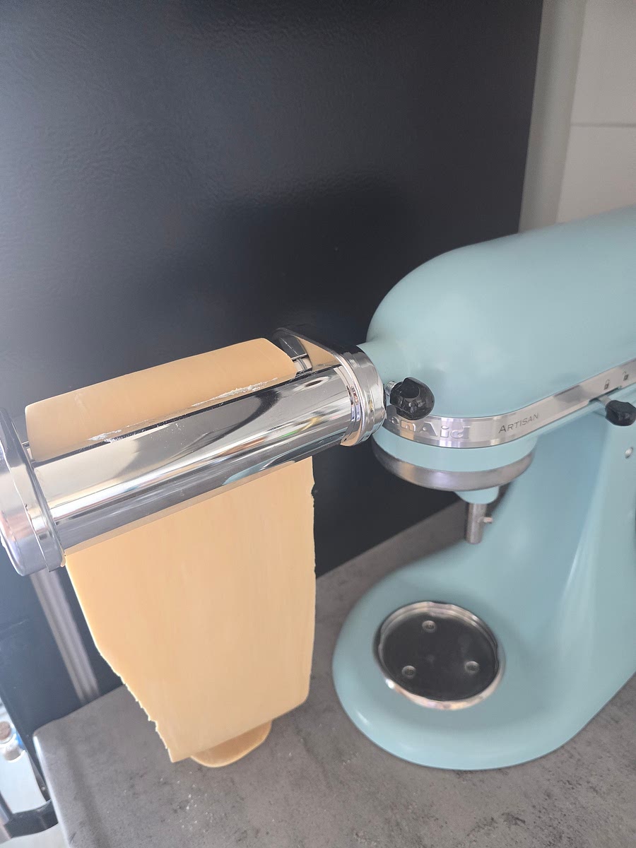 Doe de pasta dun uitrollen met een pasta machine. Ik gebruik mijn kitchenaid met pasta opzetstuk en rol het deeg uit tot nummer 6.
