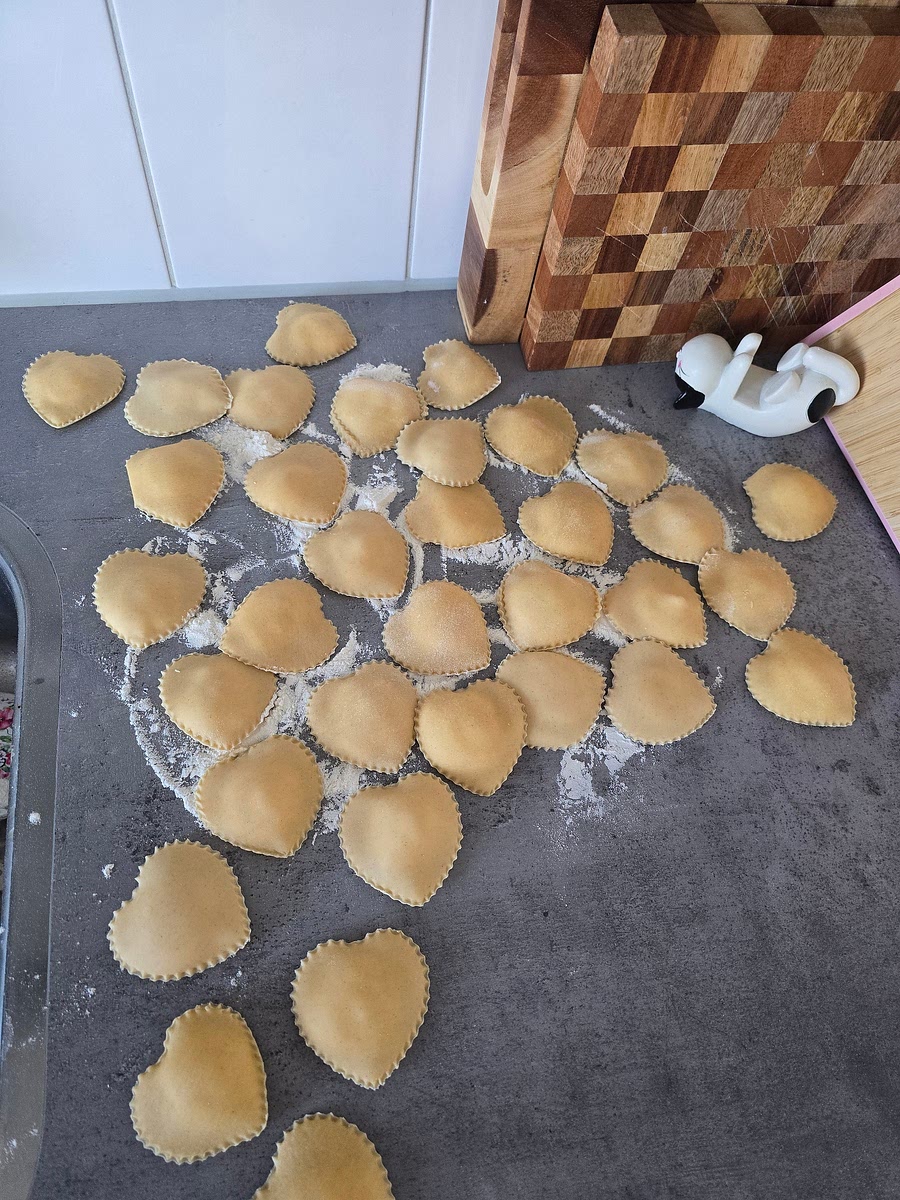 Ik doe mijn vulling in een spuitzak en spuit dan hoopjes op mijn pasta en doe dan met een ravioli vorm ding de ravioli uitdrukken
