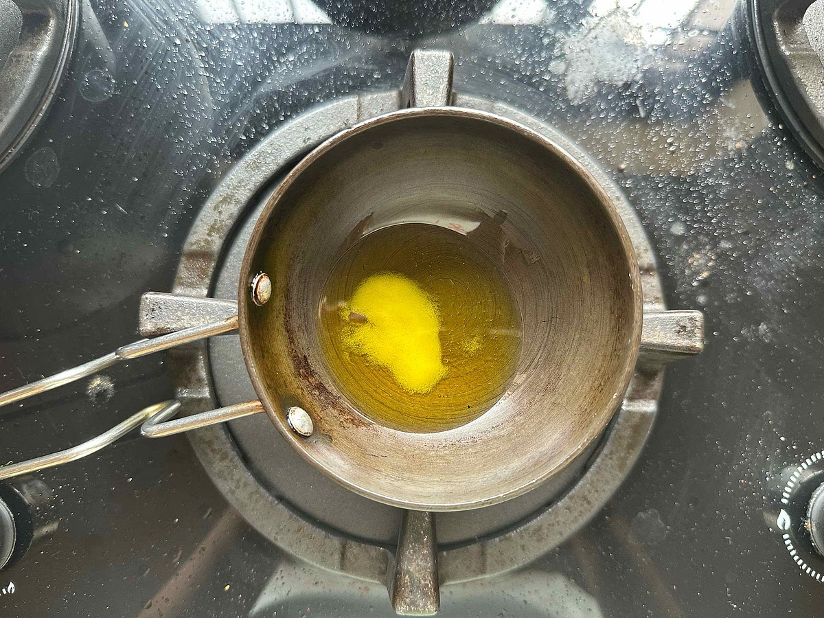 For the tadka, take 2 spoons of ghee in a tadka pan.