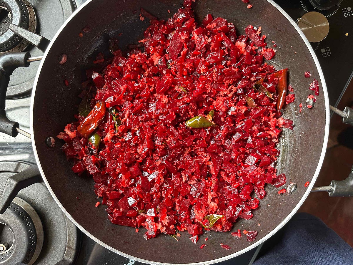 Beetroot thoran is ready to serve! Pair it with rice and any kootan to enjoy it best.