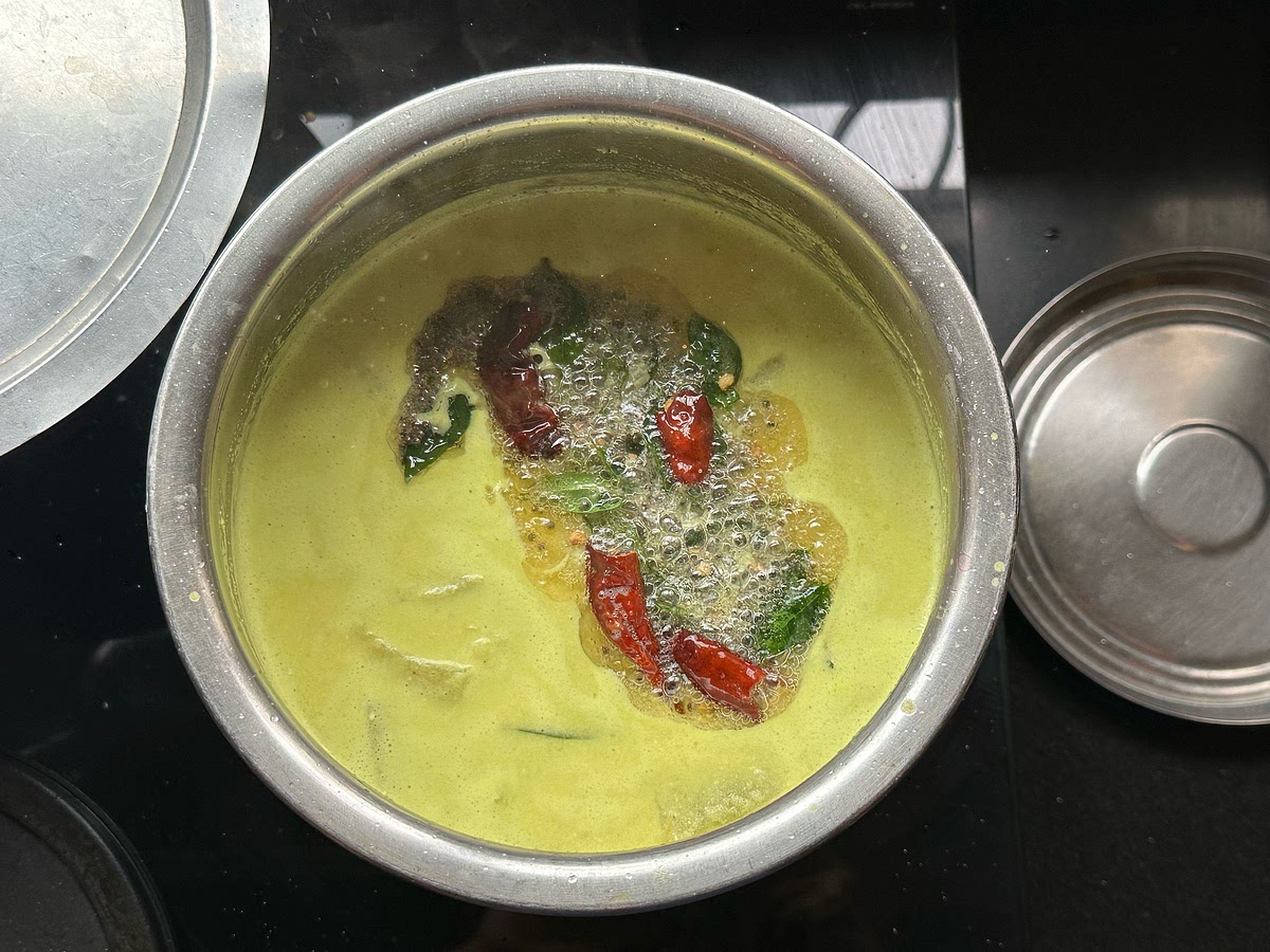 Cover with a lid and let it simmer for a minute.