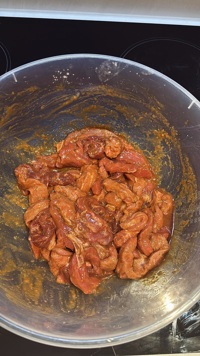 Add the sliced beef to a bowl with the light soy sauce, dark soy sauce, oyster sauce, cornflour, garlic and ginger. Mix thoroughly until every piece is coated. Leave to marinate for at least 20 minutes, or overnight for even more flavour.
