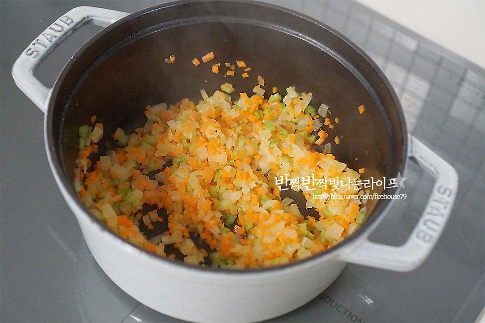 냄비에 올리브오일 1 큰 술 두르고 양파를 먼저 볶다가 투명해지면 당근과 셀러리, 다진 마늘 1 큰 술을 넣고 같이 볶아줍니다. 소금, 후추 약간 뿌려 간을 하고 재료의 수분이 날아갈 정도로 볶아준 뒤 그릇에 덜어둡니다. 볶은 채소를 덜어낸 팬에 올리브오일 1 큰 술 두르고 다진 소고기를 넣고 볶아줍니다. 고기 역시 수분이 날아가게 바싹 볶아줍니다. 고기가 익으면서 냄비에 약간 눌어붙으면 고소한 풍미가 더 깊어져요. 고기의 수분이 날아가 고슬고슬하게 볶아지면 볶아두었던 채소를 넣고 같이 볶아요. 베이컨과 타임을 넣고 같이 볶아줍니다. 허브 종류는 기호에 따라 넣어주시면 되는데요. 저는 타임 한줄기 넣어주었는데 오레가노, 바질 등 취향껏 더해주세요^^ 베이컨은 생략 가능해요. 재료를 달달 볶아줍니다. 화이트 와인 2 큰 술을 넣고 알코올을 날려가며 볶아주어요. 소금, 후추 약간 넣고 황설탕 2/3 큰 술을 넣어줍니다. 간을 조금씩 나누어 해주면 레이어드 되면서 더 깊은 맛이 난답니다. 재료가 어우러지게 볶아줍니다.