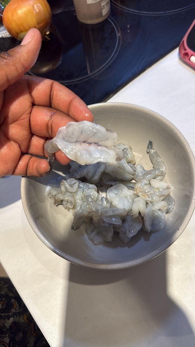 Butterfly the king prawns by carefully slicing along the back without cutting all the way through. Clean and pat them dry.