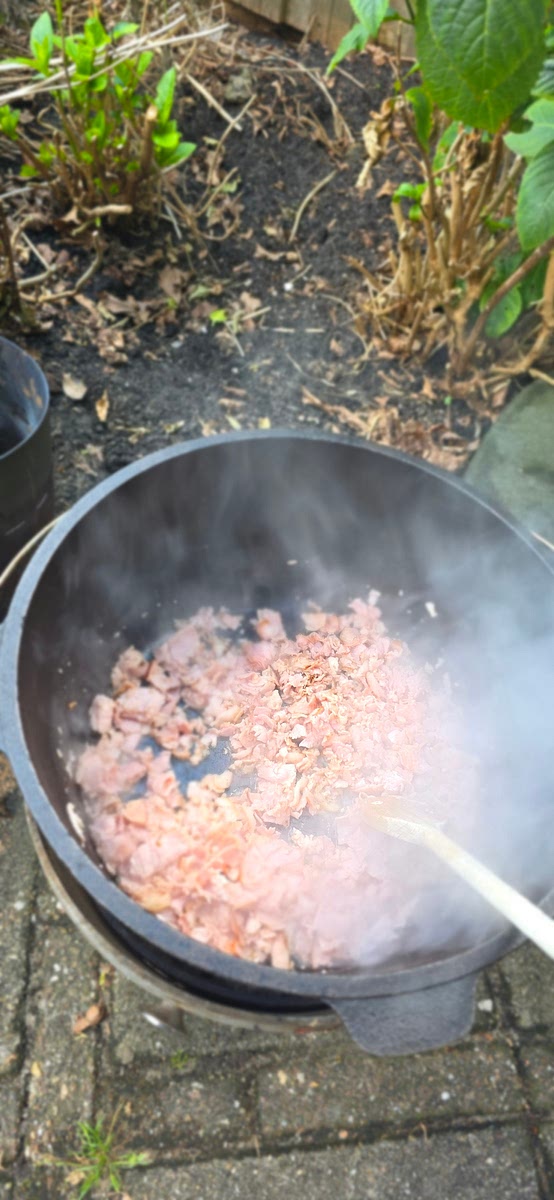 Steek de briketten aan. Laat de Dutch Oven op de gloeiende briketten op temperatuur komen. Doe een beetje olie in de pan en bak daarin het gehakt, de bacon en de casselerrib stevig aan.