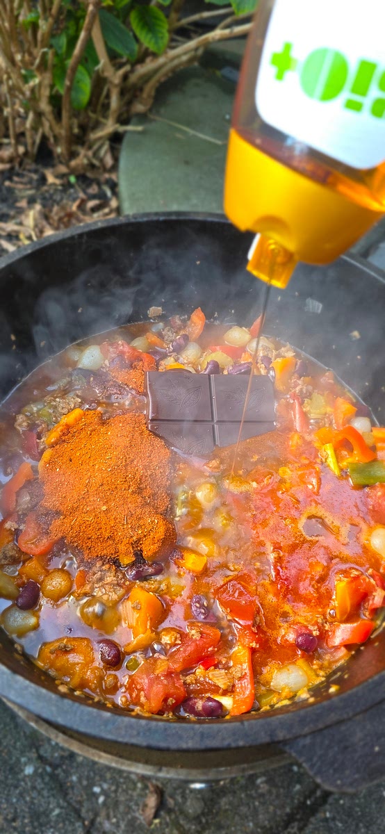 Voeg dan de chocolade toe en maak de stoofpot af met de BBQ-rub (bijvoorbeeld Zikkeltok's Dutch Dust) en de ahornsiroop.