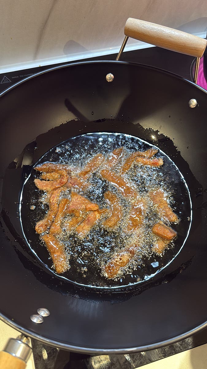 Heat enough vegetable oil in a wok or deep frying pan to shallow-fry the beef.
