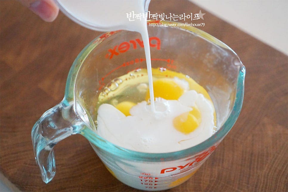 오믈렛은 부드럽고 촉촉한 식감이 맛있죠. 볼에 계란 3개를 깨뜨려 넣고 우유 60ml를 부어줍니다. 우유가 들어가면 부들부들 맛이 좋아요. 소금, 후추 약간을 넣고 곱게 풀어줍니다. 조금 더 촉촉한 맛을 내기 위해 달걀물은 체에 한번 내려주었습니다. 이 과정은 생략 가능하나 체에 곱게 내려주면 부드럽게 맛보실 수 있어요. 시금치 프리타타 레시피
