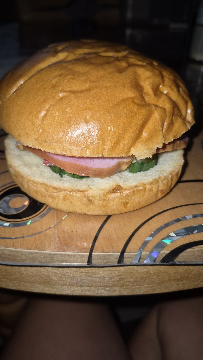 1. The bottom part of the hamburger bun goes first.
2. We put cucumbers, and on top of them we put tomatoes.
3.Iceberg salad with cheese and ham on top, for an even tastier burger, add another cheese after the ham