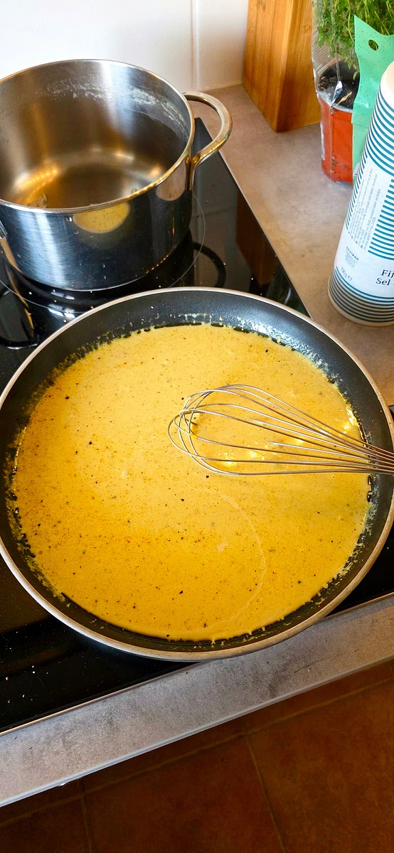 Saus even laten sudderen, proeven en bijkruiden