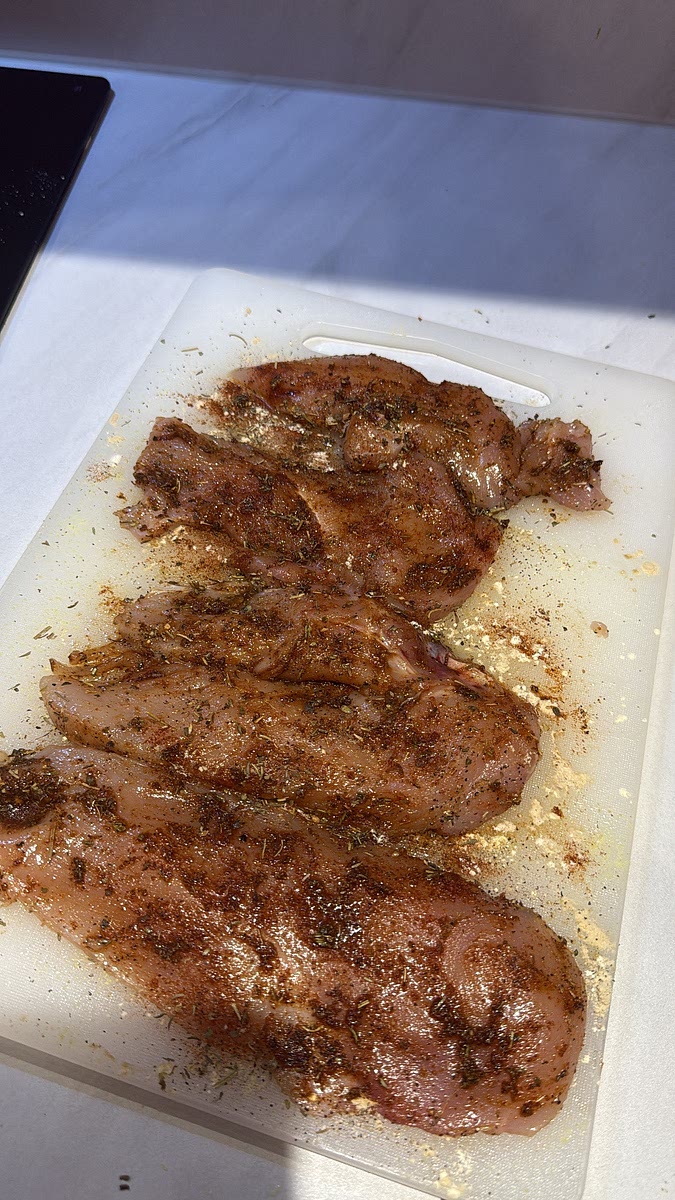 Season both sides with the garlic powder, onion powder, smoked paprika, Italian seasoning, Aromat, black pepper and a little salt.