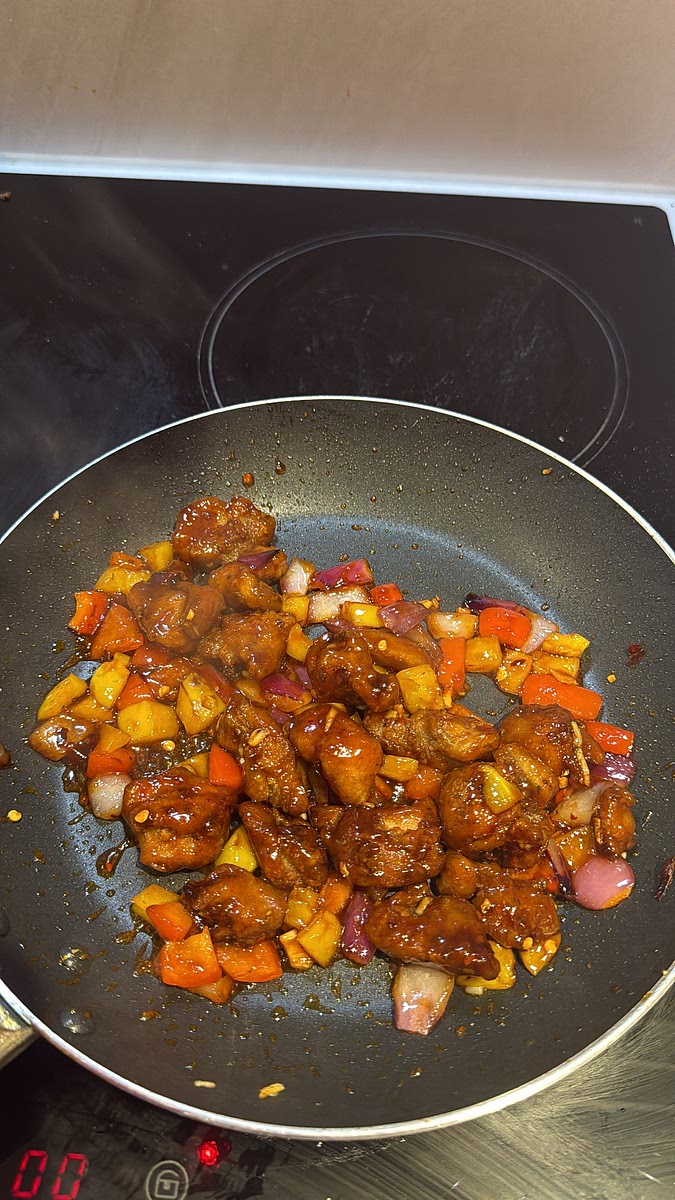 NOW add your crispy chicken. Toss quickly for around 30–45 seconds, just until every piece has that shiny sweet-and-spicy coating. Don’t leave it simmering in the sauce or we’ll lose the crispiness!