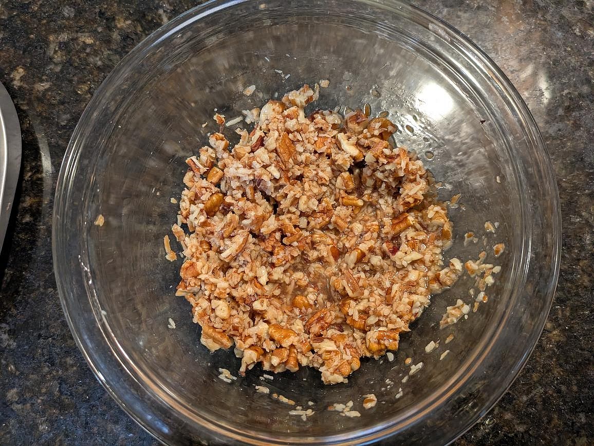 Combine the toasted pecans and coconut flakes with vanilla extract and sugar free syrup in a medium bowl. Set the filling aside.
