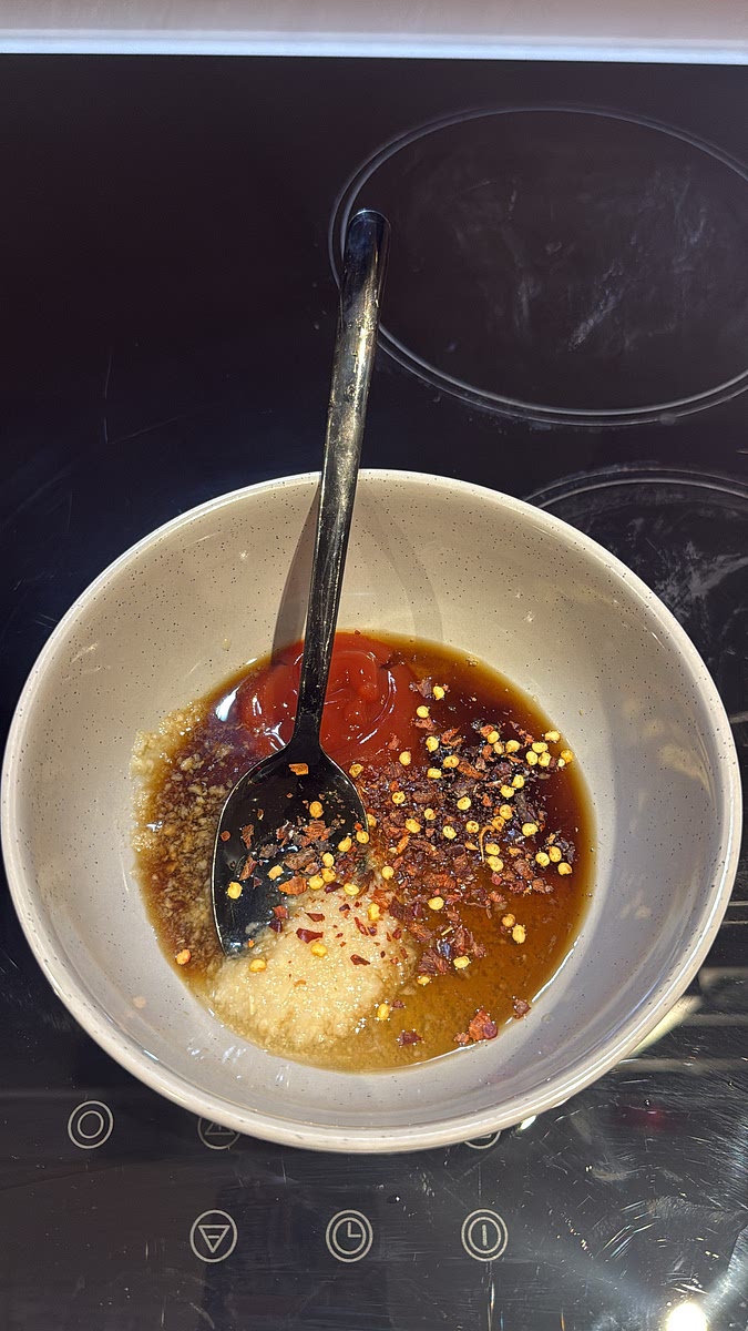 In a little bowl, mix together the soy sauce, honey, brown sugar, ketchup, garlic, lemon juice, chilli flakes, water and cornflour.