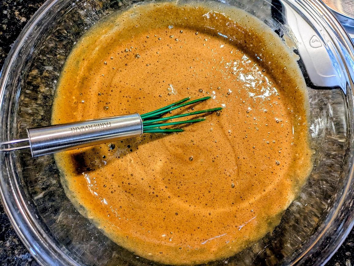 Crack in the egg and add the baking powder. Vigorously whisk to ensure there are no clumps of baking powder.