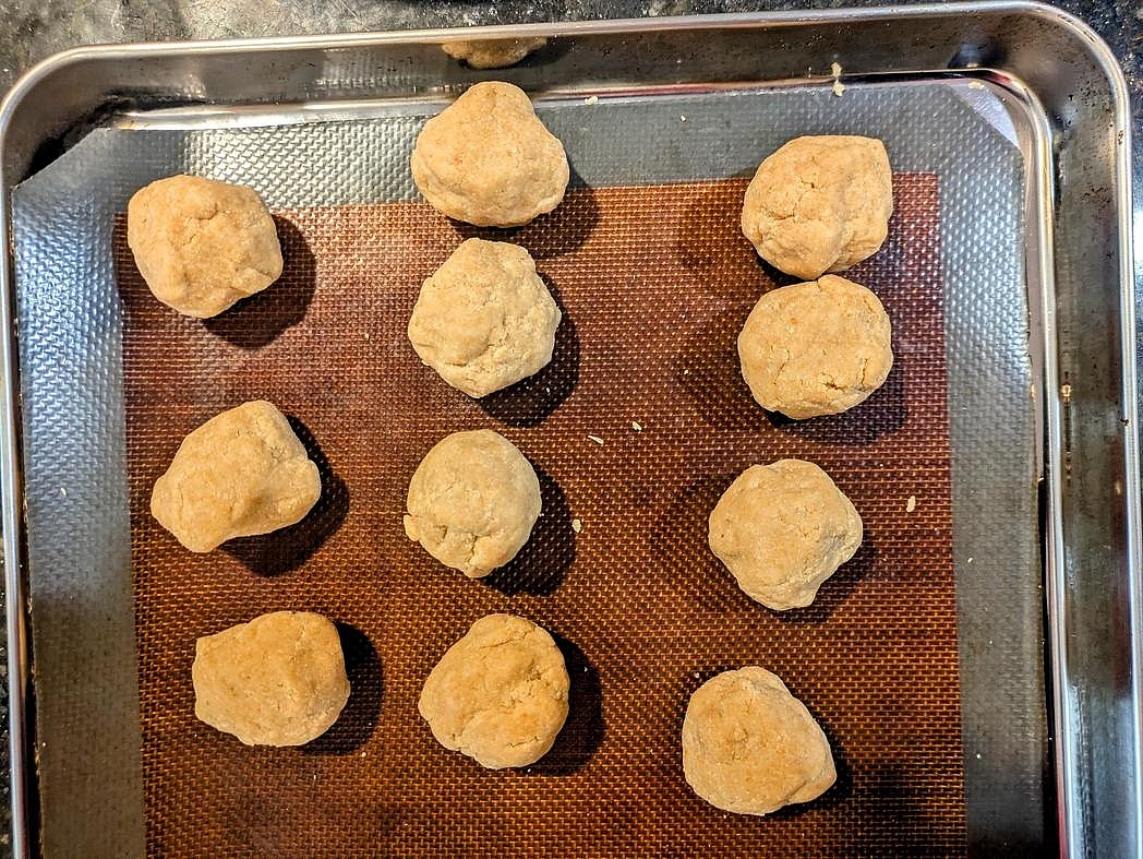 Divide your dough into 12 equal pieces, about 20 g each (~2 tbsp). Roll into a ball.