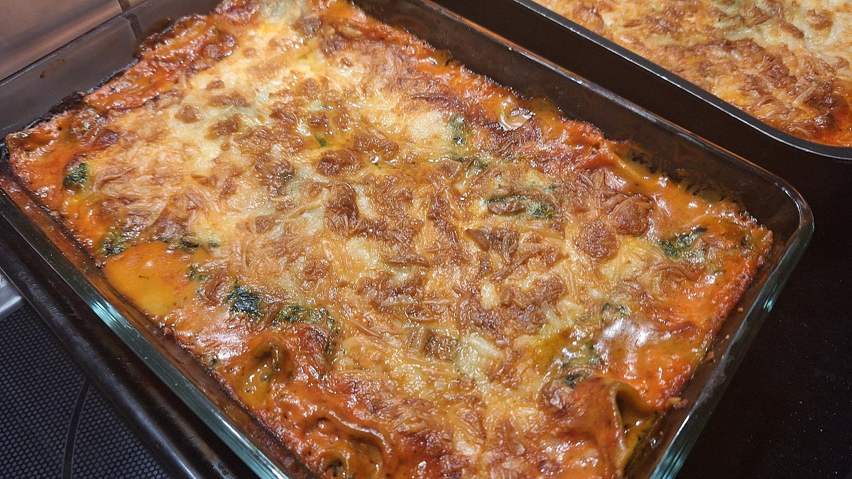 Im heißen Backofen bei 180 °C Umluft ca. 30 Minuten backen. Wichtig: nach 15 Minuten abdecken (bspw mit einem Backblech), damit der Käse nicht verbrennt.