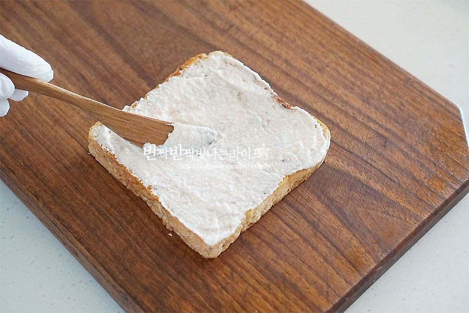 빵 위로 소스를 넉넉하게 발라줍니다. 오픈샌드위치로 속 재료를 올려 만들어 줄 것인데 입맛에 따라 빵 사이에 넣어 만들어도 좋습니다. 그 위로 절인 야채를 먹음직스럽게 올려주어요. 먹다 보면 넉넉하게 올려준 게 더 맛있어요~ 마지막으로 올리브오일과 후추 약간 뿌려줍니다. 상큼한 향을 더해주고 싶어 딜을 약간 곁들여 올려주었어요. 방송에서 전현무 님이 만들어 먹는 걸 보고 명란이 들어가는 게 색달라 보였는데 기본 레시피와 또 다른 알알이 느껴지는 감칠맛이 아삭하게 잘 어울려요. 몇 가지 되지 않는 재료로 간단하게 만들면 근사한 별미로 맛볼 수 있답니다. 영상도 같이 담았어요. 고소한 빵 위로 올려진 부드러운 감칠맛, 아삭아삭 싱그러움이 조화로운 오이토스트 여름의 맛이 가득해요. 전현무 오이샌드위치 만드는 법 맛있게 요리해 드세요^^ 끄읕 !