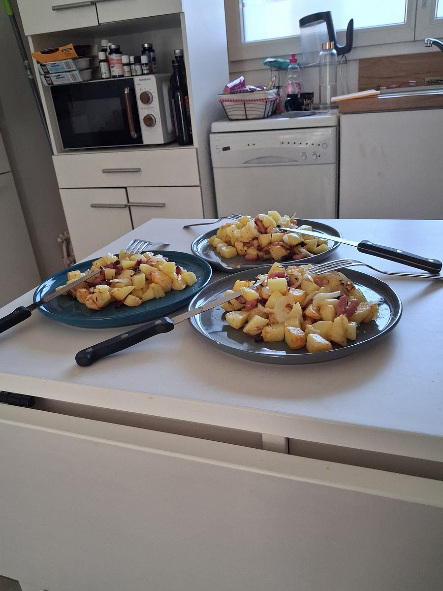 Mettre les pommes de terre,les lardons et les oignons dans le air fryer avec 3 cuillères à soupe à 180°C pendant 25 minutes.Si ce n'est pas assez cuit,surveiller jusqu'à que ce soit à votre goût.