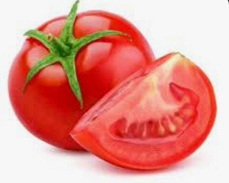 Couper en tranches deux tomates.