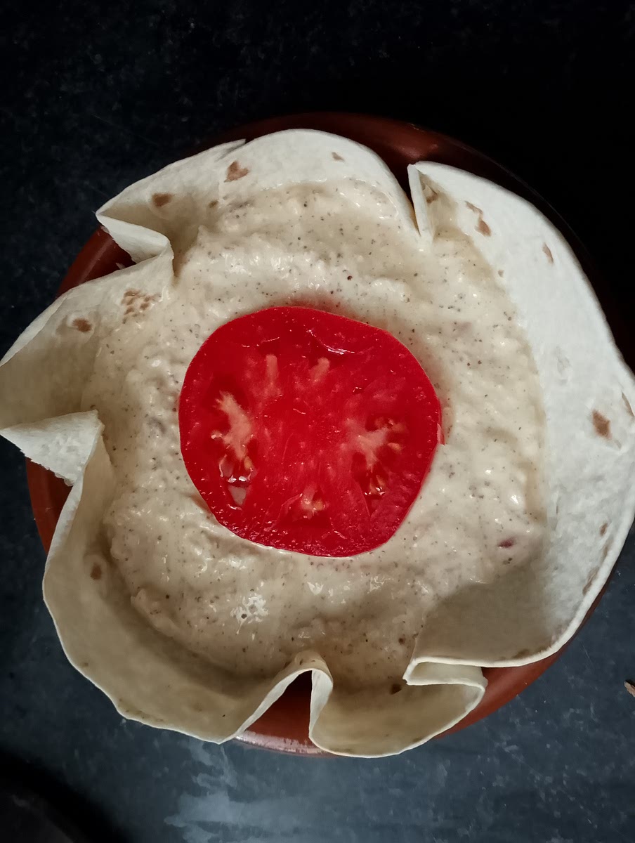 Ajouter le thon émietté puis mélanger le tout délicatement.
Verser la préparation sur le wrap et ajouter sur le dessus la tranche de tomate.