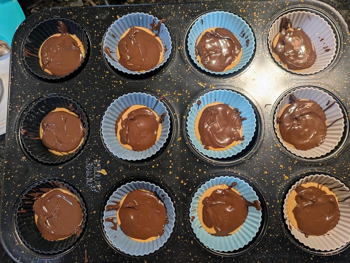 Finally, top each peanut butter cups with an additional 1/2 tbsp (7.5 g) of melted chocolate. Optionally top with flaky salt.