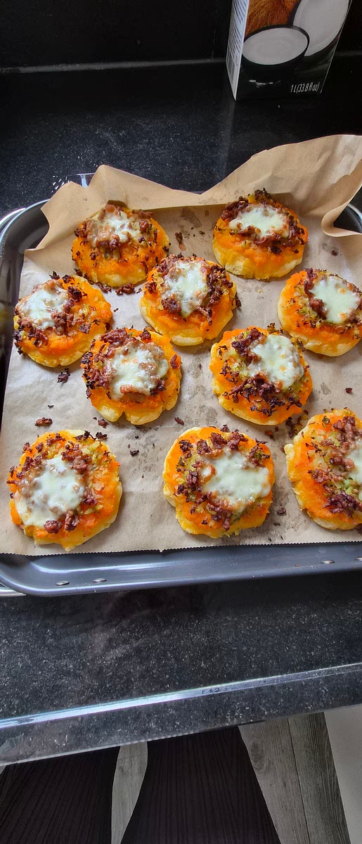 Doe de pizza's in de Airfryer voor 7 min op 180°C. Invriezen? (tht: 2 maanden)
Afkoelen en los van elkaar invriezen.
(Pas samenvoegen als ze bevroren zijn)
Je kan ze daarna direct opwarmen in de Airfryer vanuit de vriezer 4 min op 160 °C