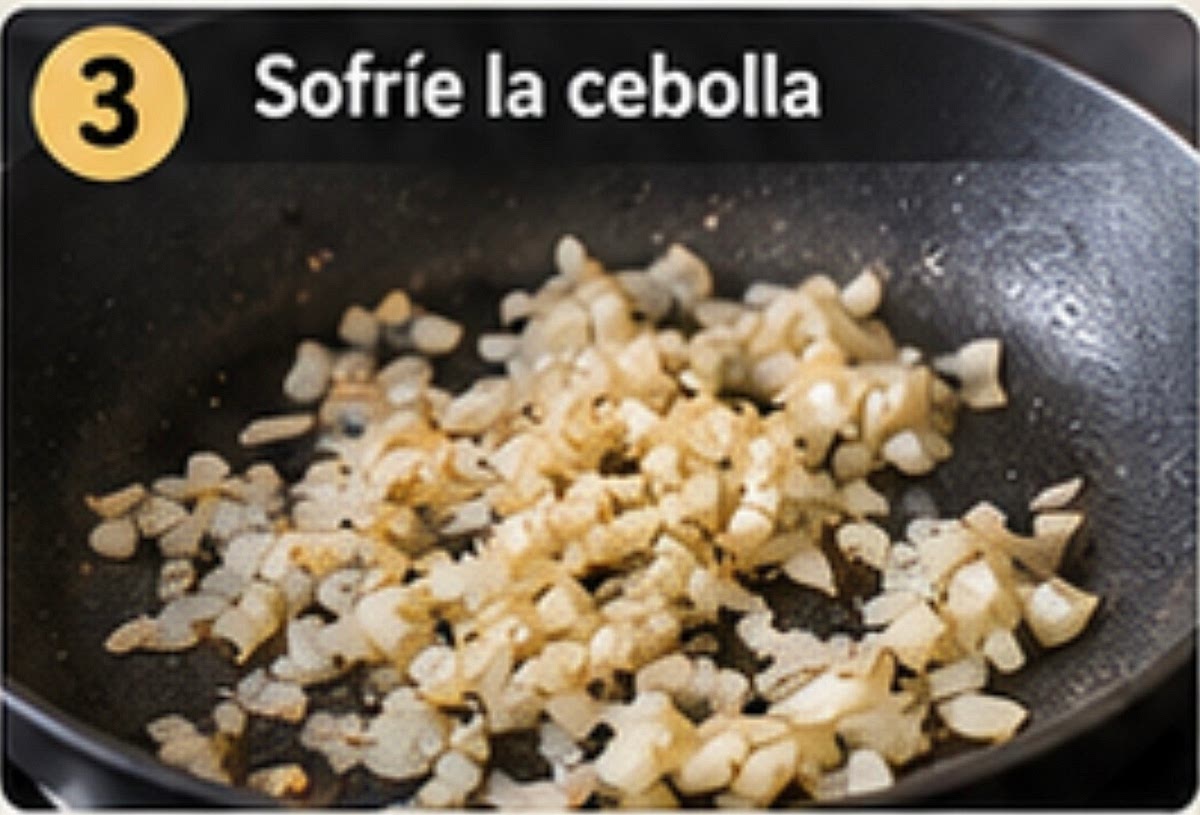 3. Sofrie la cebolla. En la misma sarten, sofrie la cebolla 2-3 minutos, hasta que este transparente.