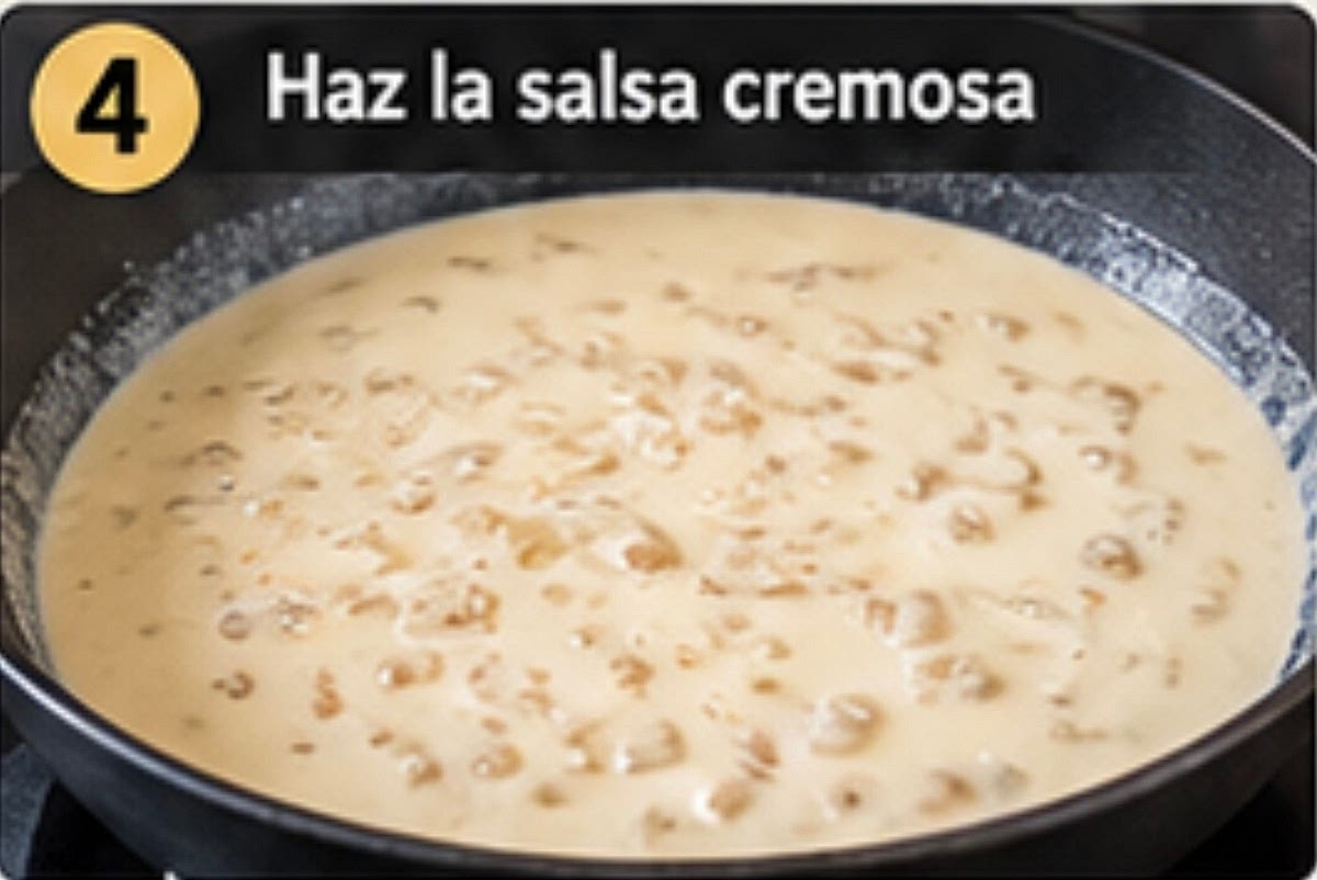 4. Haz la salsa cremosa. Baja el fuego a medio-bajo. Agrega la crema de leche + 1 sobre de sazonador + 3 cucharadas del agua de los fideos. mezcla 1 minuto.