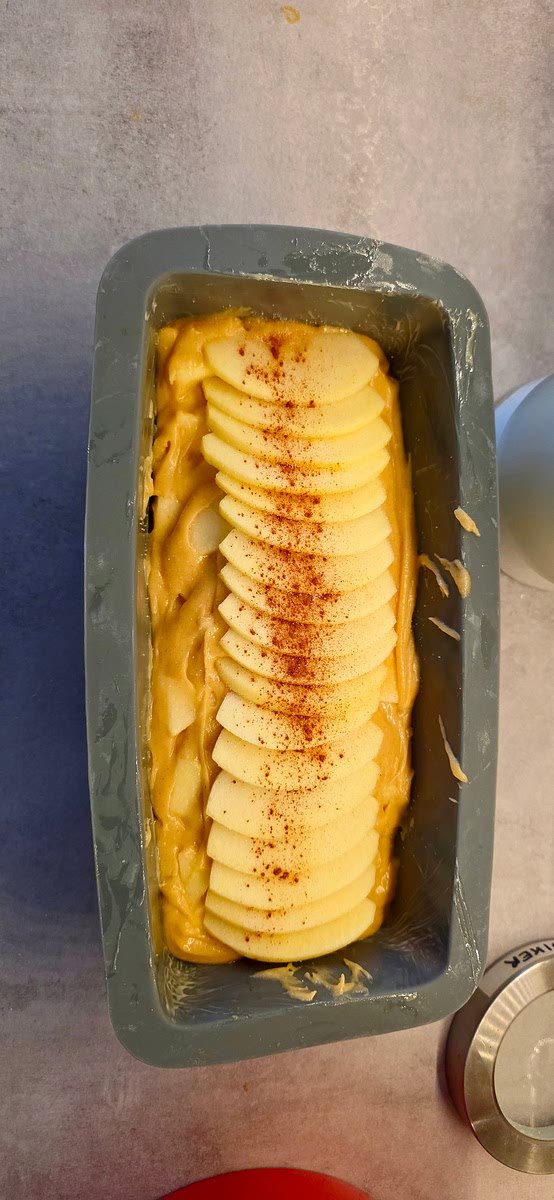 Eventueel afwerken met appelschijfjes en kaneel.
Daarna 40 minuutjes in de oven.
