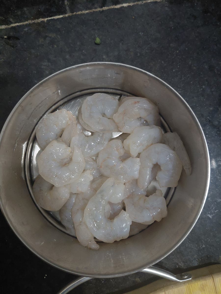 Wash and devien the prawns.