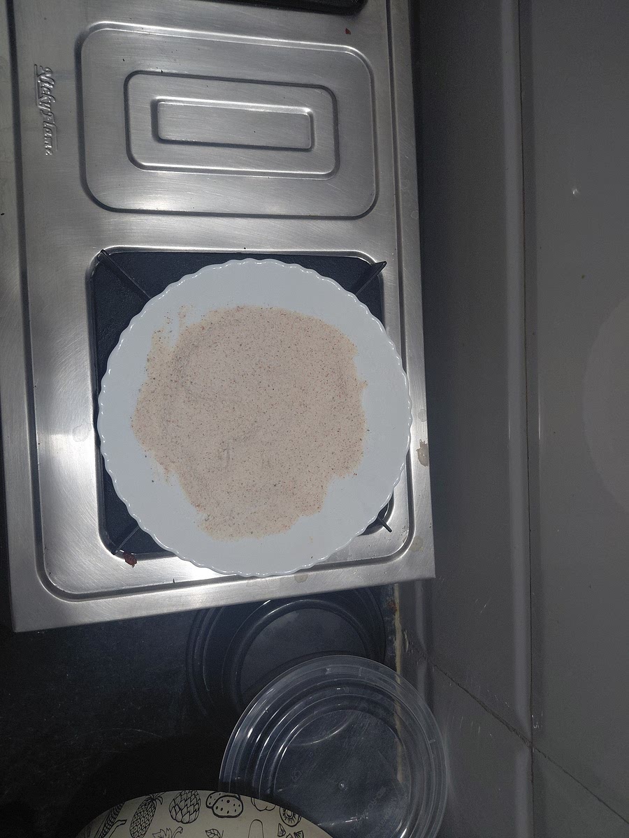 For the battery, mix:
1. 3 tablespoons of Rawa.
2. 2 tablespoons of Rice Flour.
3. 1 teaspoon of Kashmiri Red Chilli Powder.
4. 1/2 teaspoon of Salt.
5. Crushed black pepper.