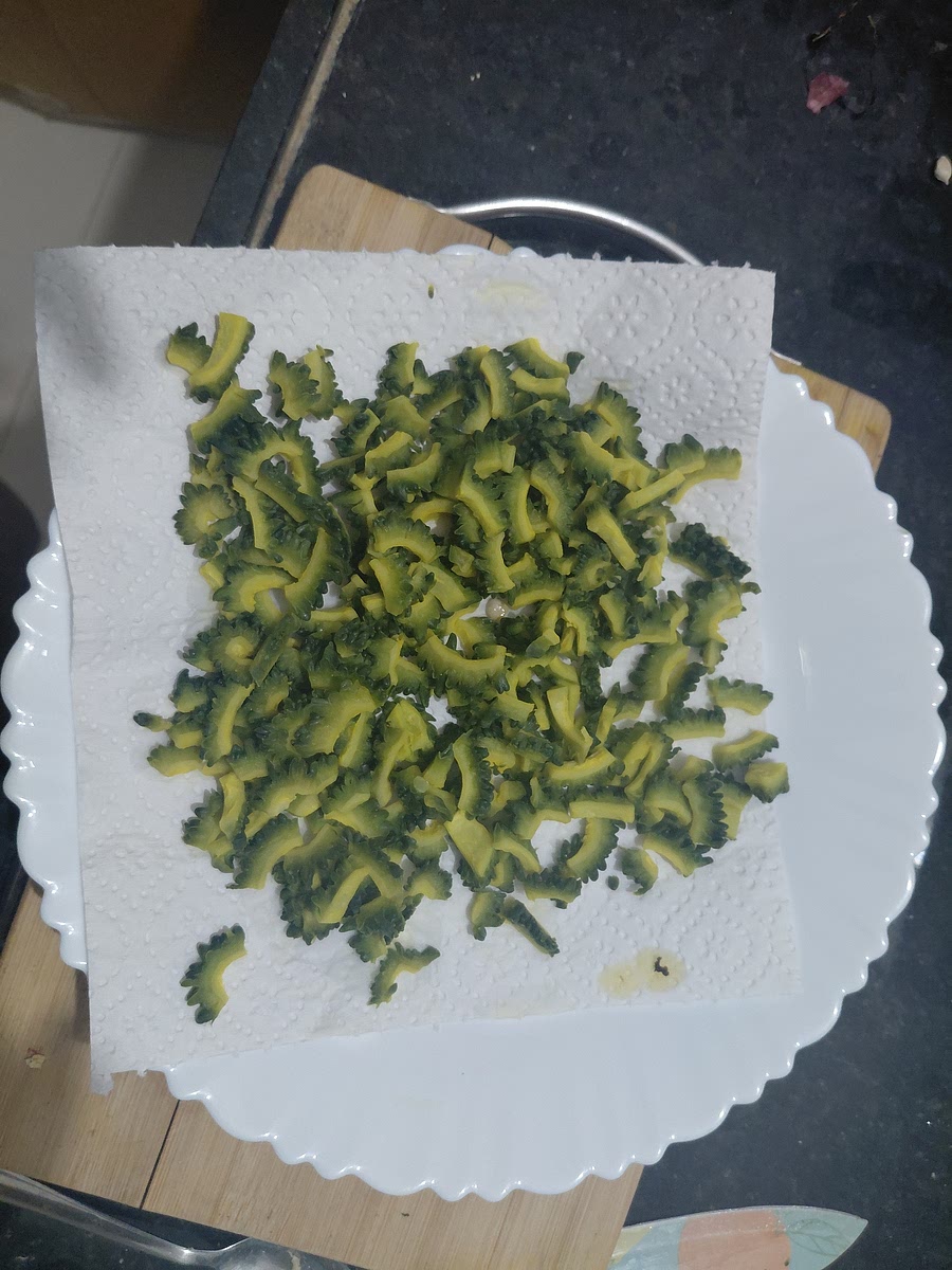 Rinse the Karela and squeeze it tightly to remove the bitterness. Leave it to rest on a paper towel.