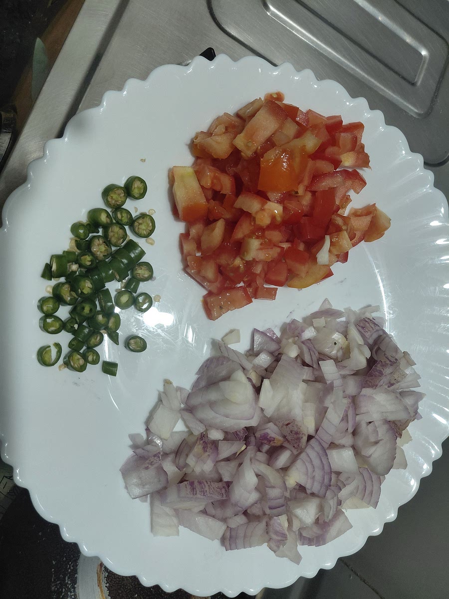 Dice 2 medium onions, 1 big tomato and 4/5 green chilies.