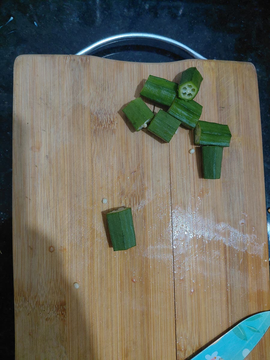 Cut bhindi into one inch pieces.