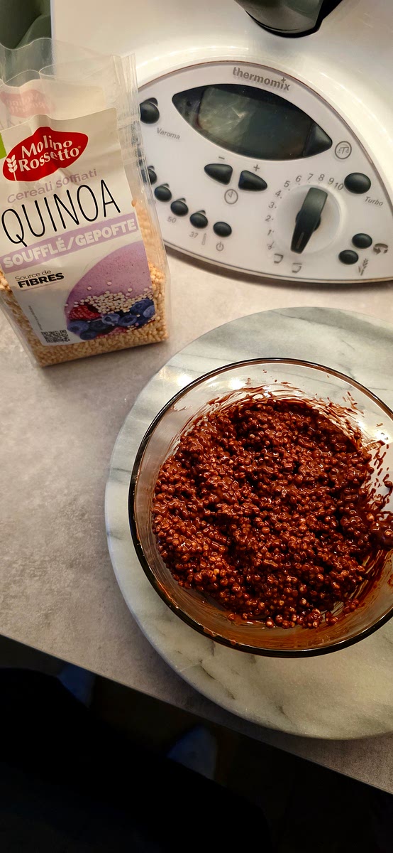 Gepofte quinoa mengen met gesmolten chocolade.
Mengen tot dit stevig is.