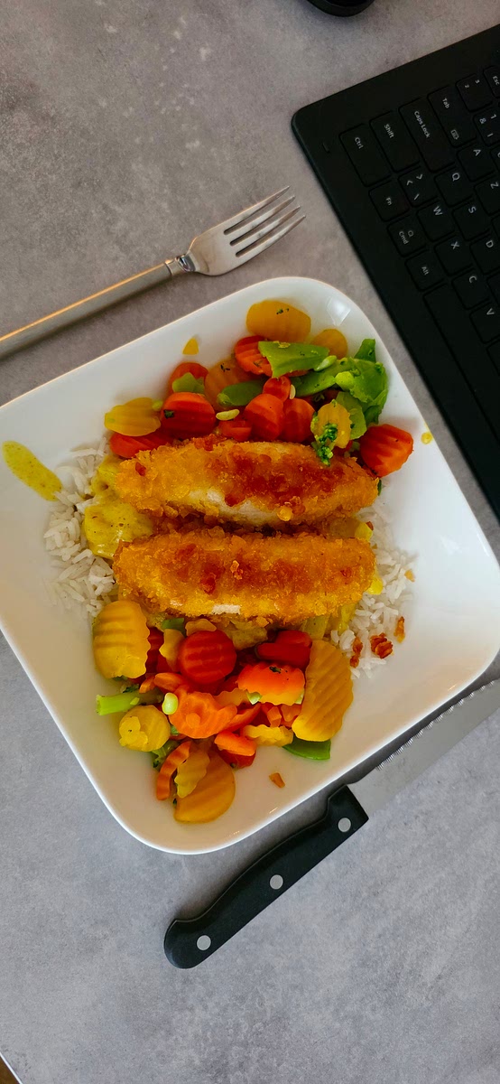 Daarna serveren met basmatirijst, eventueel extra groentjes en de saus.