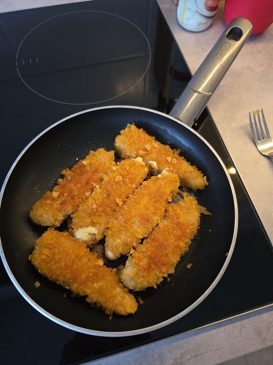 Basmatirijst laten koken met groentenbouillonblikje. Kip krokantjes bakken in 50-50 boter en olijfolie.
Nadien krokantjes aan de kant leggen.