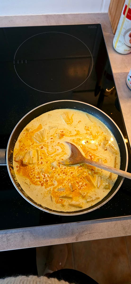 Ananas samen met aanbaksels kip even laten carameliseren.
Daarna blikje kokosmelk erover gieten, kurkuma en curry erbij doen.
Eventueel wat maïzena toevoegen.
