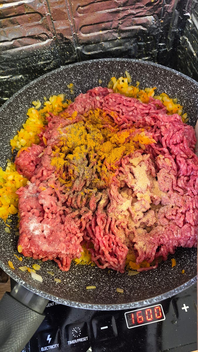 Pun in carne sare, piper, praf de usturoi dupa gust si restul condimentelor. Chiminul e puternic ca aroma deci pune un varf de cutit prima data sau deloc daca nu-ti place aroma. Calesc carnea si las sa scada apa care o lasa. Boiaua, pasta de ardei si de rosii le pun dupa ce apa a scazut suficient (sa nu lase lichid prin tava prea mult) si mai las 2 minute pe foc/plita amestecand sa nu se prinda