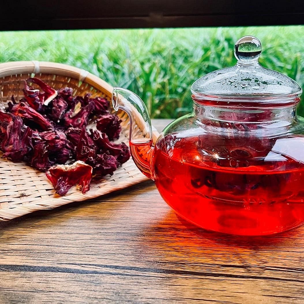 Brew the hibiscus tea. Steep the hibiscus petals in freshly boiled water for 7–10 minutes. Strain and allow the tea to cool completely. Refrigerate until cold.