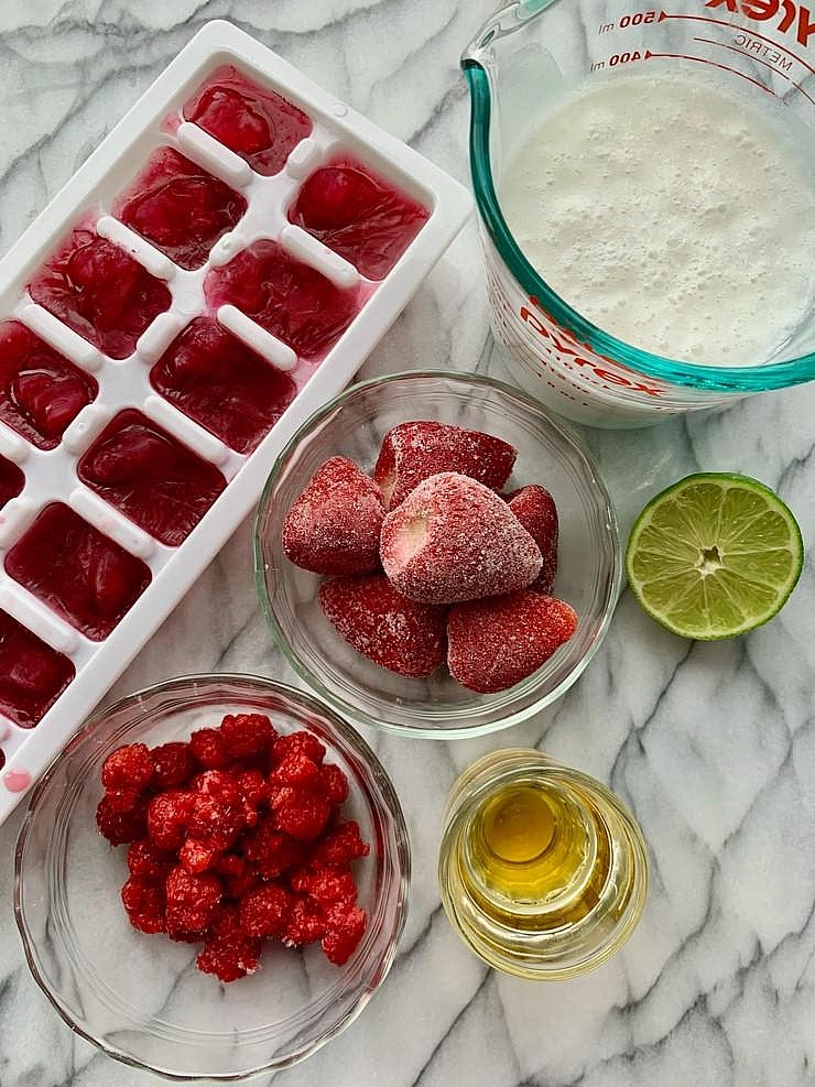 Prepare the strawberries and ginger. Use frozen strawberries for a thick, icy texture. Peel and finely grate the fresh ginger. Start with 5 g so the ginger doesn't overpower the strawberries.