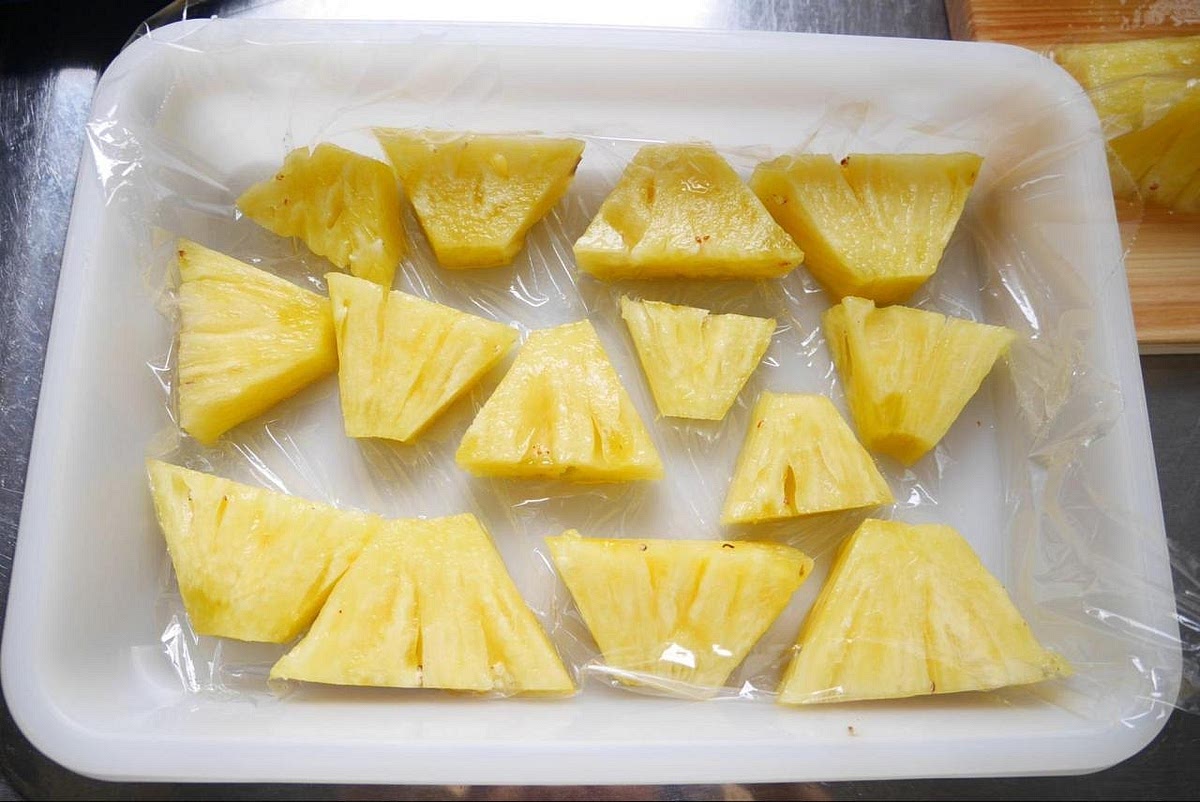 Prepare the pineapple. Peel and cut a ripe pineapple into small cubes. Freeze for at least 3–4 hours. Frozen pineapple gives the slush a naturally thick texture without diluting the flavour.